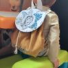 Sac à dos pour bébé en velours moutarde et motif lion, personnalisable avec un prénom brodé. Parfait pour accompagner les tout-petits lors de leurs premières sorties, chez la nounou, à la crèche ou à l'école maternelle