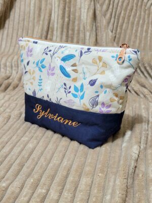 Trousse de toilette en tissus coton et personnalisation avec broderie