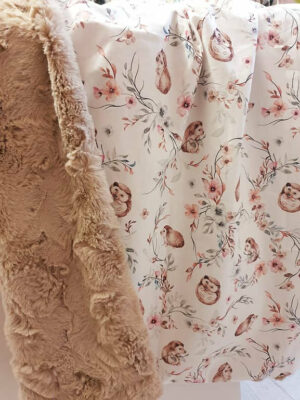 Couverture pour bébé, confectionnée avec un tissu coton à hérissons et doublée d'une douce fausse fourrure taupe. Parfait pour offrir chaleur et confort à votre bébé.