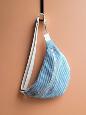 Sac banane en velours côtelé bleu ciel et sangle écrue