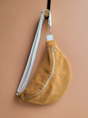 Sac banane en velours côtelé ocre moutarde et sangle écrue ajustable