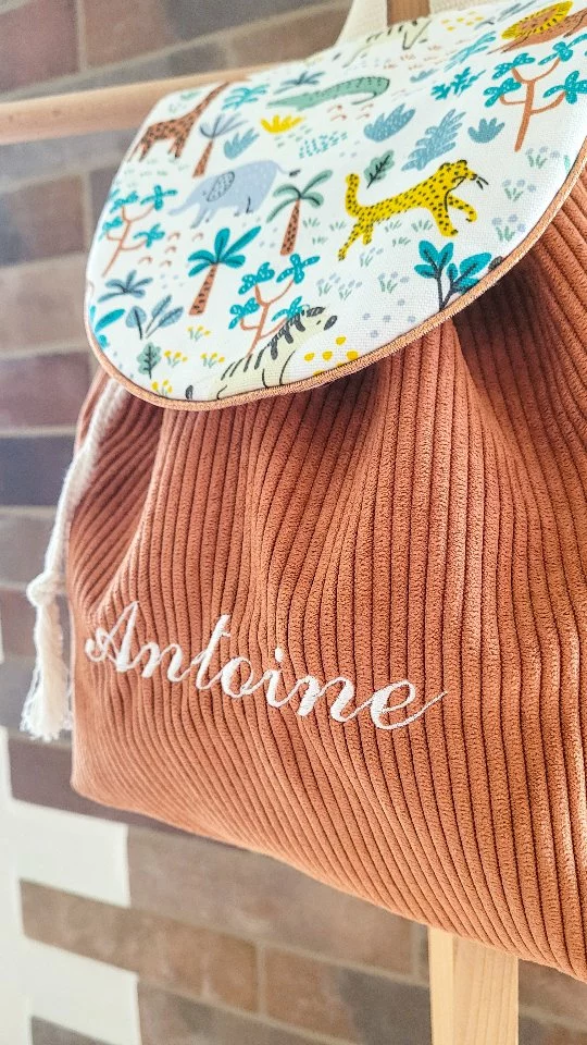Bébé a bien grandit, la rentrée en maternelle approche à grands pas 😃

As-tu pensé à lui trouver son petit sac d'école ? 

Je te propose un modèle 100% personnalisé. 

Tu choisis le tissus velours, les motifs pour le rabat, le liseré et bien sûr la broderie du prénom 🤩

RDV sur la boutique (lien en bio) pour te faire plaisir ☺️

Et dis moi en commentaire le modèle que tu préfères sur cette vidéo 🥰

---------------------🌟---------------------
Rachel,
ta créatrice de cadeaux personnalisés
pour Bébés et Mamans 
touts doux, pratiques et plein d'amour 🧡

#grossesse #maman #bébé #cadeaunaissance #viedemaman #famille #naissance #ecolematernelle #sacadosmaternelle #sacadosenfant #sacadospersonnalise #1ererentree #rentreematernelle #sacvelours