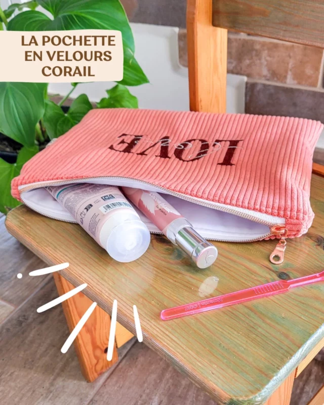 Alors cette nouvelle couleur ?

Honnêtement, je ne m’attendais pas à un si joli rendu…

Ce velours corail ne faisait pas partie de mes coups de cœur au départ, mais en version pochette je le trouve vraiment magnifique !

Et vu vos jolies commandes, je crois bien que toi aussi tu l’aimes déjà !

C’est le genre de coloris qui sent bon l’été et qui risque de vite devenir un chouchou…

Je te le montre très bientôt en sac banane et en sac cabas (attention, coup de foudre garanti 😍).

Et si tu ne veux pas attendre, tu peux déjà le shopper sur la boutique : www.elfofil.com

𝗣.𝗦. : Le stock file vite, et je ne sais pas encore quand je pourrai en avoir à nouveau… alors si tu craques, ne tarde pas trop !

𝗣.𝗦. 𝗯𝗶𝘀 : c'est bientôt la Fête des Mères, je dis ça, je dis rien 😅

---------------------🌟---------------------
Rachel,
ta créatrice de cadeaux personnalisés
pour Bébés et Mamans 
touts doux, pratiques et plein d'amour 🧡

#sacbanane #saccabas #sacvelours #velourscorail #pochettevelours #love #mamanheureuse #mamanfière #mamanclasse #jeunemaman #grossesse #cadeaufetedesmeres #fetedesmeres #troussedetoilette